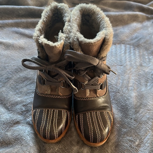 Ugg Alasdair Leather Wedge Boot - Picture 2 of 9